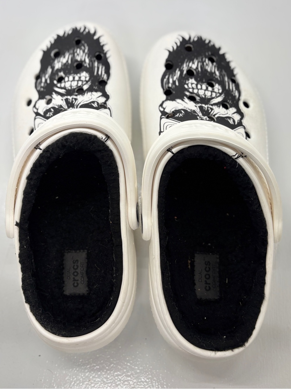 Crocs Classic Lined Skull Graphic Clogs White Black Fur Men’s 7 Women’s 9 EU 40 - Picture 4 of 10